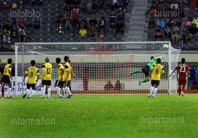 Tuy nhiên, cặp tiền đạo Xuân Nam và Đình Thắng vẫn chưa thể khoan thủng mành lưới của đội chủ nhà.